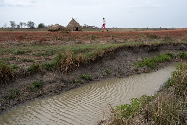 A canal close to the oil facility. Water test results found high levels of aluminum, potassium and sodium, as well as traces of lead.