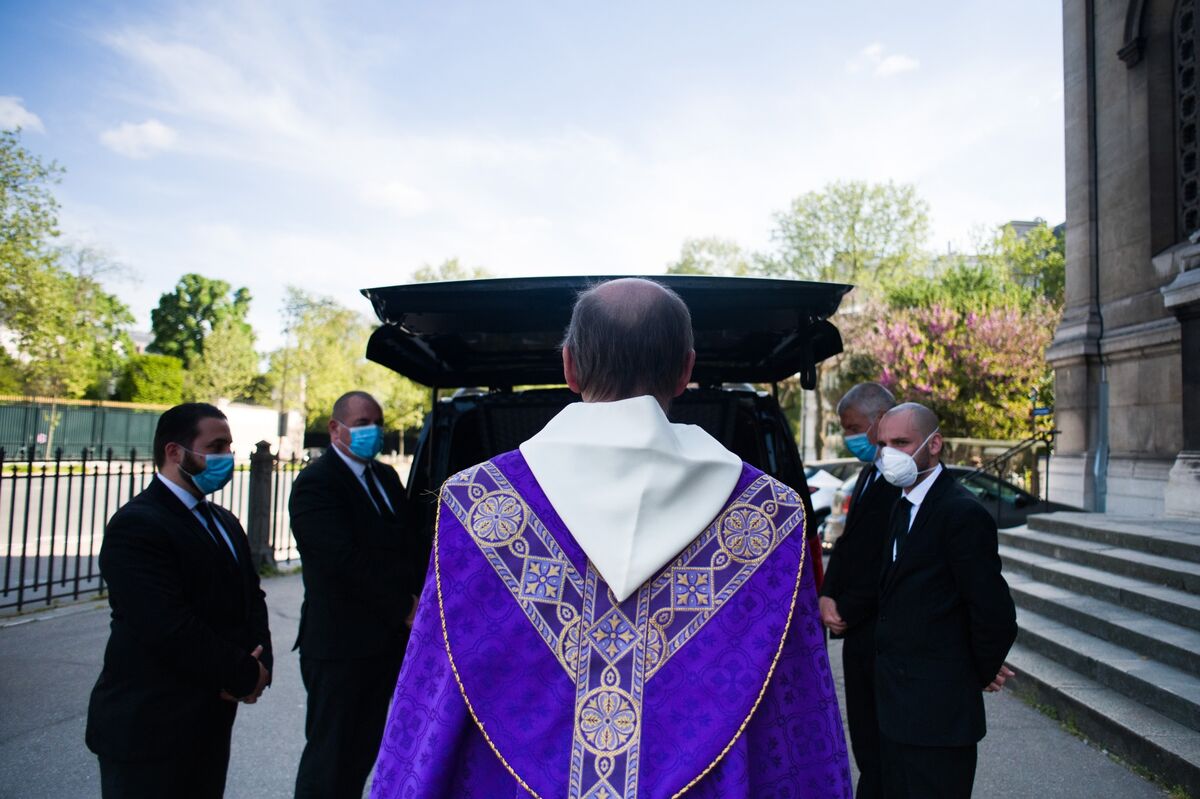 Funeral Services as French Virus Cases Exceed 165,000