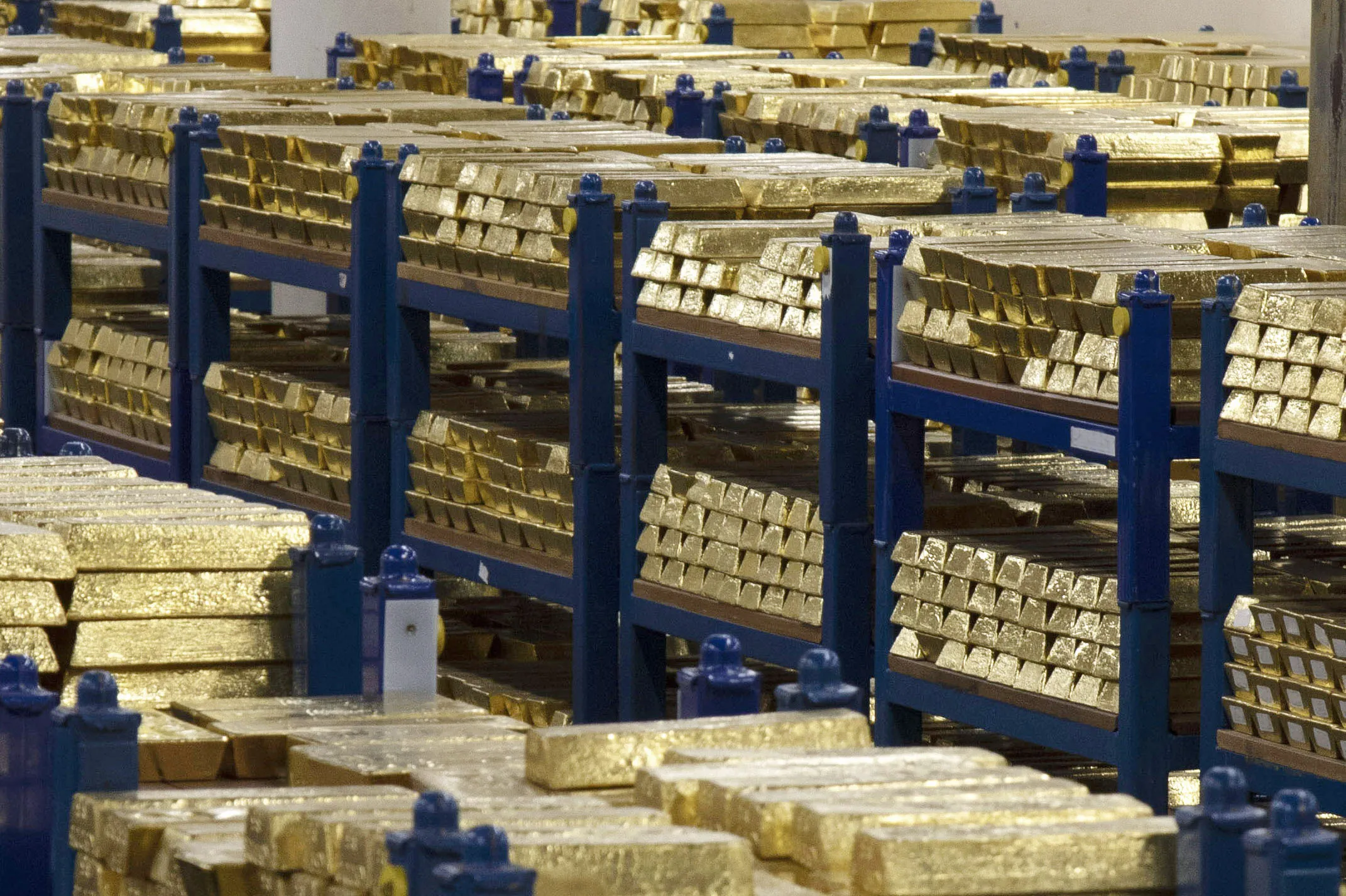 金の延べ棒、英中銀から米国へ大移動－トランプ氏起因の裁定取引対応 - Bloomberg