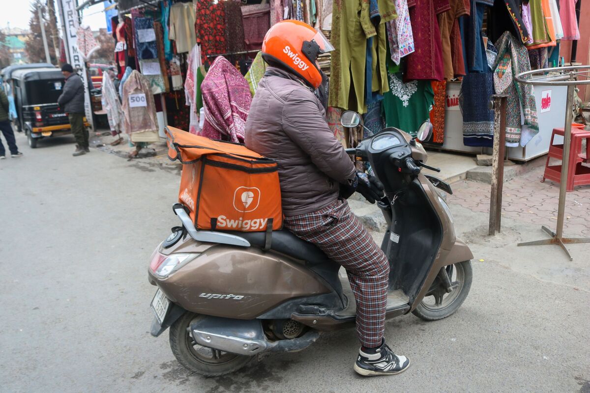 Indian Food Delivery Stocks Drop as Gas Shortage Hit Restaurants