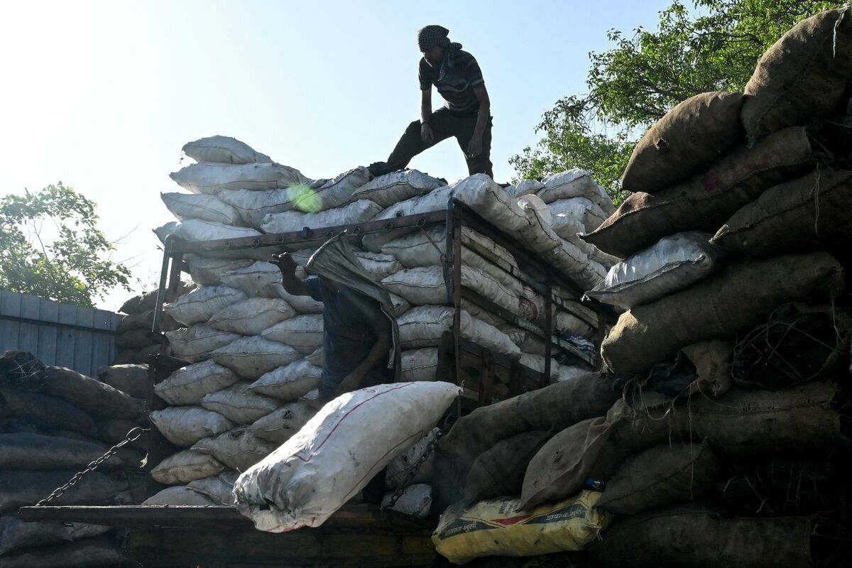 bloomberg.com - Rajesh Kumar Singh - Blackouts Hit Indian Factories as Coal Crunch Feeds Into Economy
