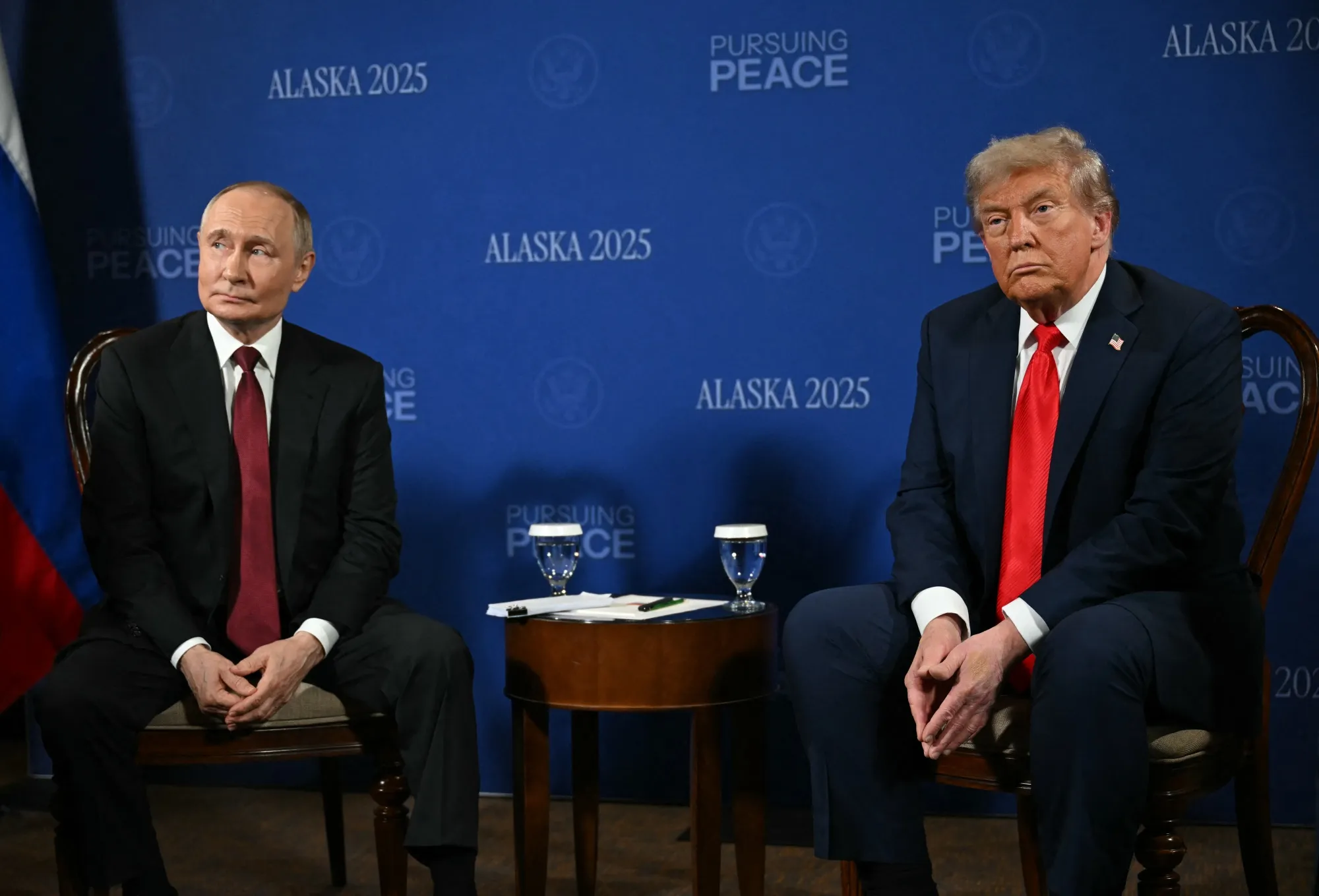 米アラスカ州アンカレジで会談したトランプ米大統領（右）とロシアのプーチン大統領（2025年8月15日）