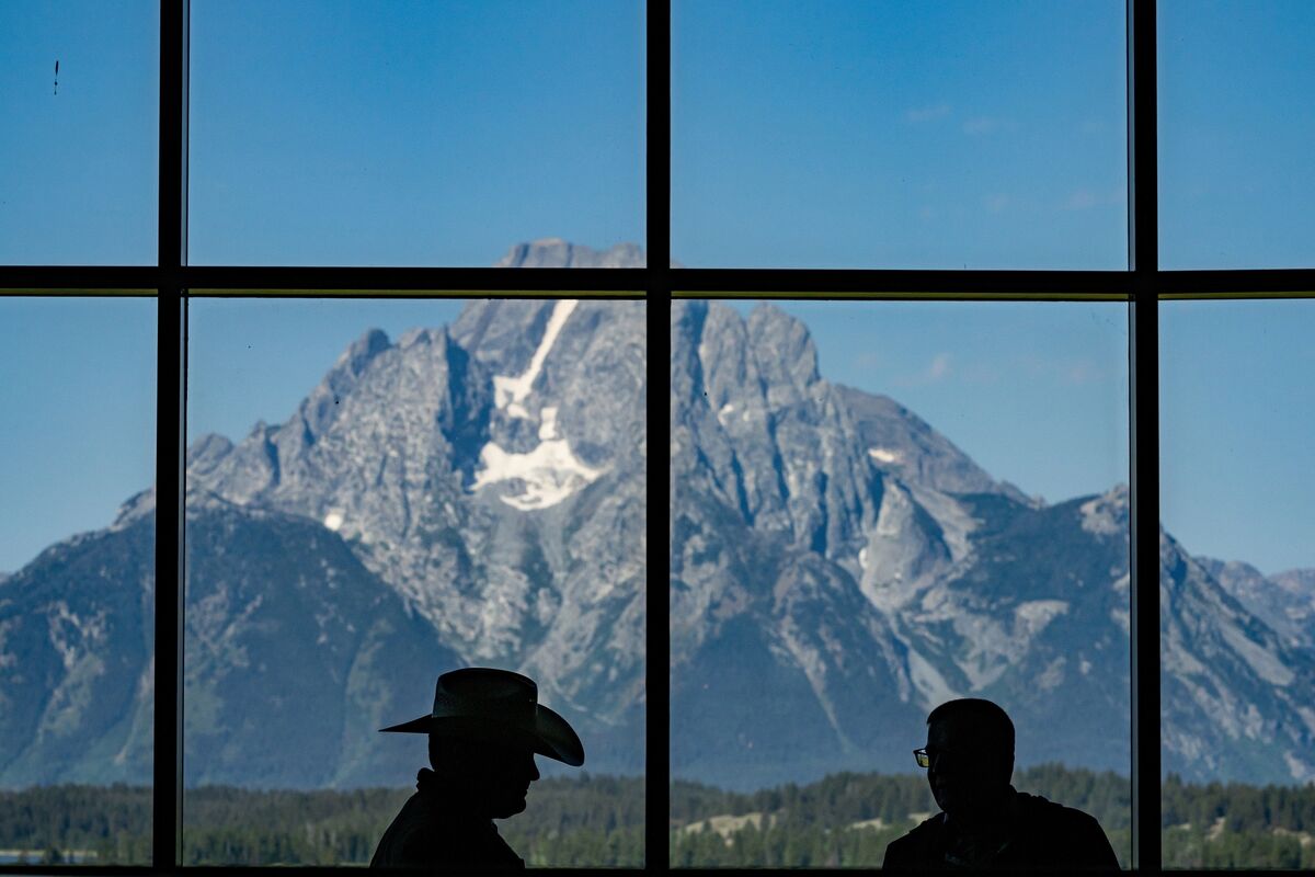Warsh’s Peers to Highlight Global Inflation Risk at Jackson Hole