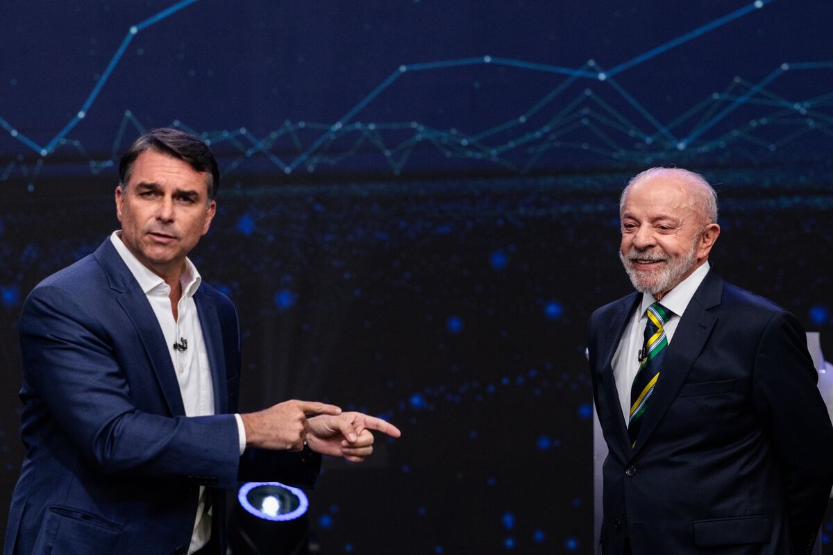 Bolsonaro and Lula in Dead Heat a Day Before Runoff, Poll Shows