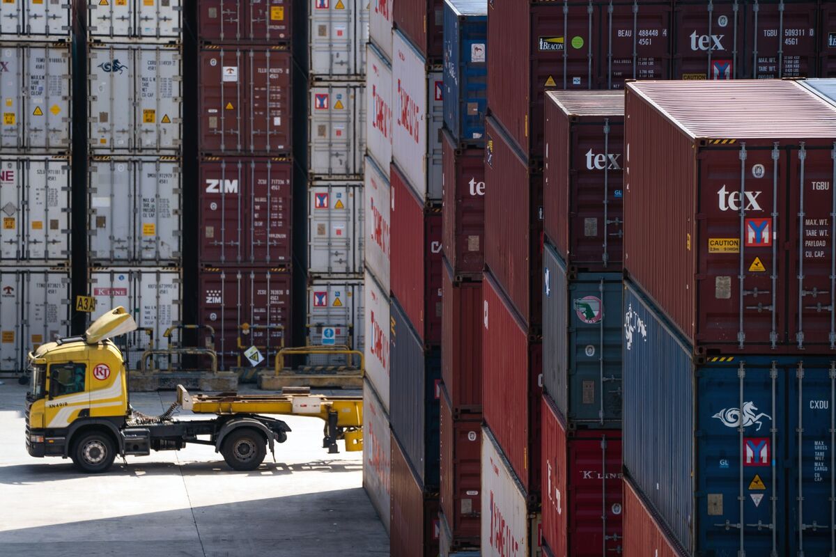 Hong Kong Tycoon Lau Weighing Logistics Firm EV Cargo Stake Sale, Sources Say