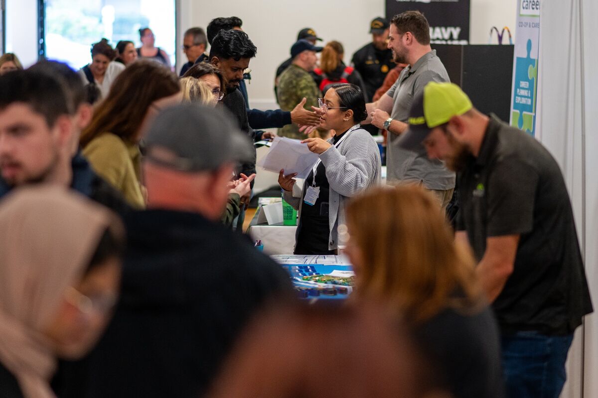 Canada’s Job Market Stalls After Months of Strong Gains - Bloomberg