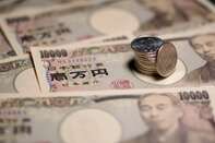 Japanese Yen Outpaces Dollar to Hold Currency Crown