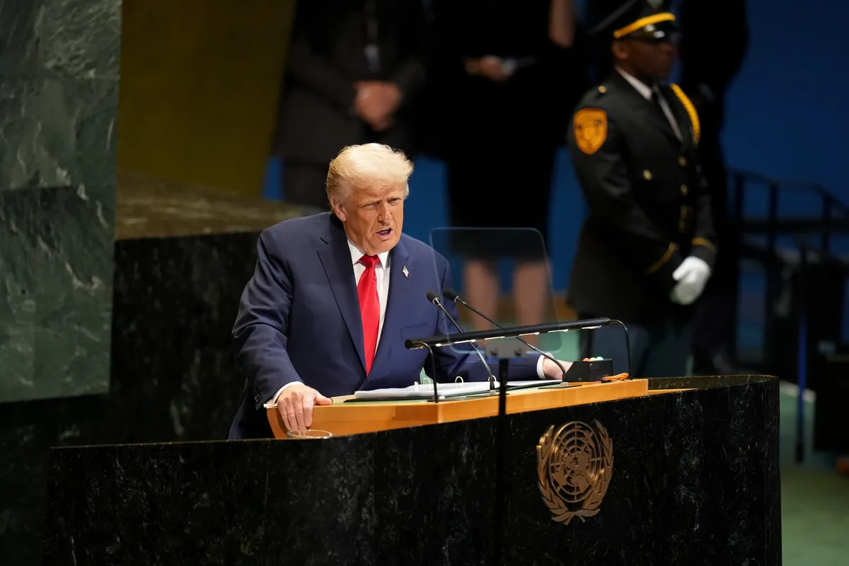 دونالد ترامپ، رئیس جمهور ایالات متحده، در جریان هشتادمین نشست مجمع عمومی سازمان ملل در مقر این سازمان در نیویورک در تاریخ ۲۳ سپتامبر سخنرانی می‌کند. عکاس: دیوید دی دلگادو/بلومبرگ