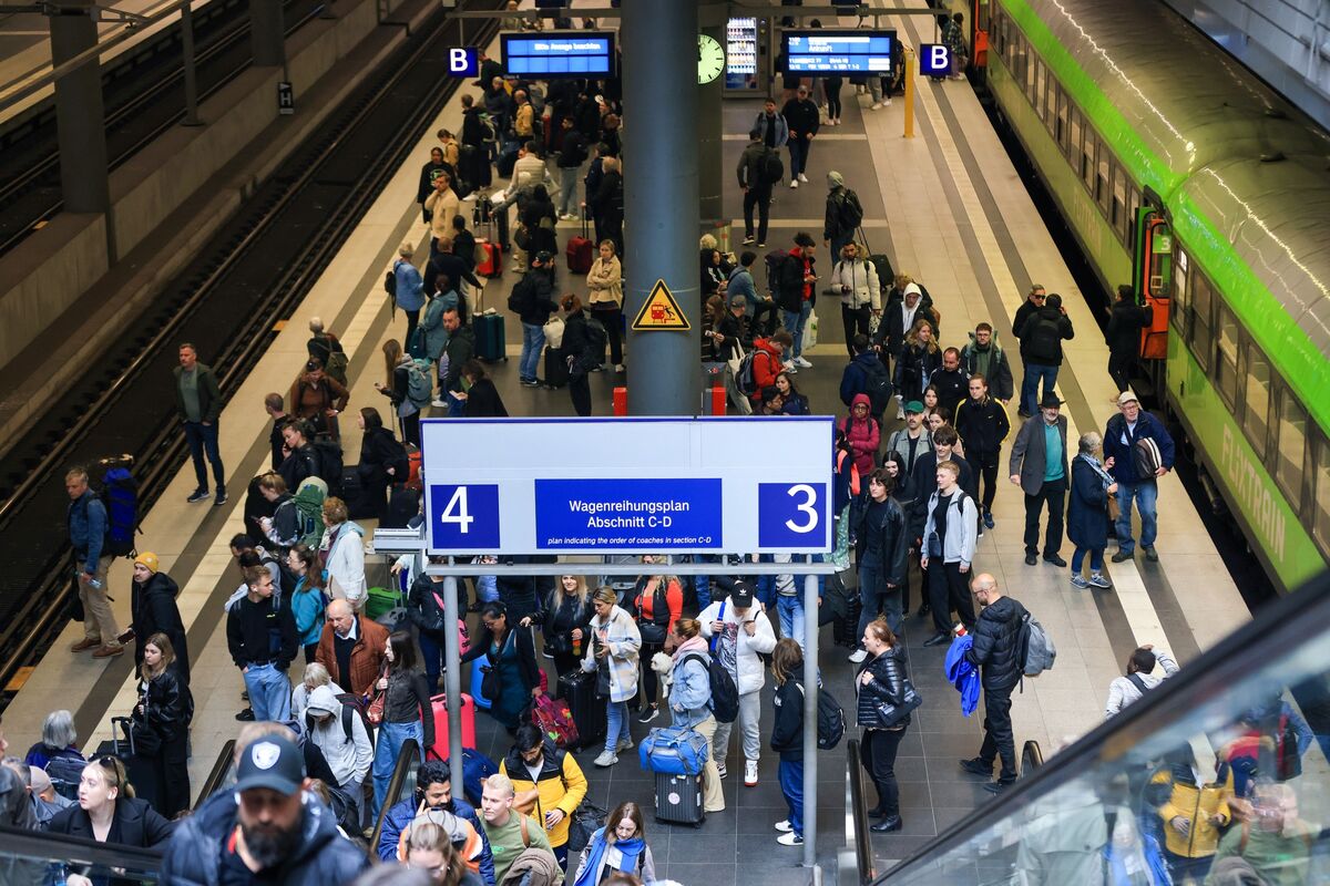 German Push to Ease Citizenship Rules Passes Scholz’s Cabinet