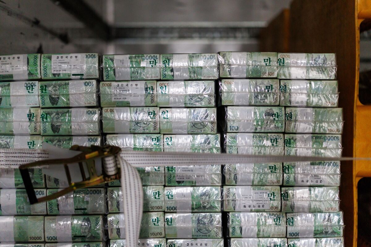 Emerging Market Currencies Erase 2026 Gains as Dollar Advances