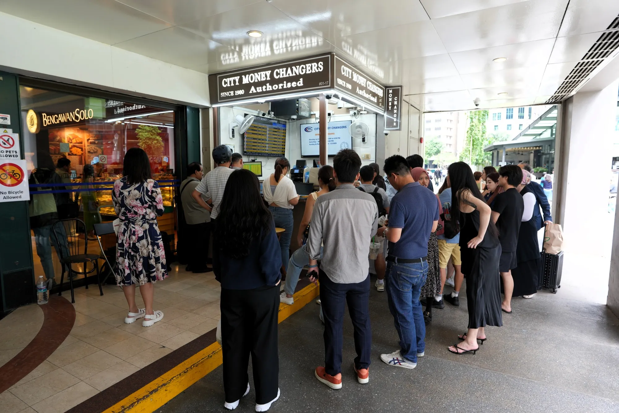 Singapore Money Changers Keep Cash Alive in Digital Financial Hub -  Bloomberg