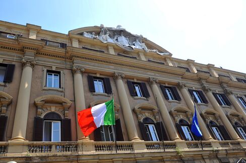Italian Plunge Brings Debt Crisis to Europe’s Biggest Borrow