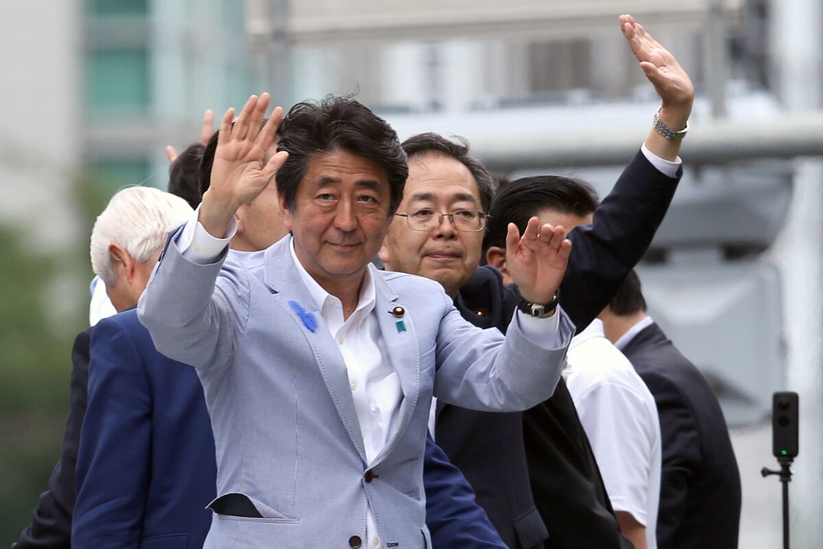 インスタで若者を取り込め、安倍首相は動画投稿でアピール－参院選 - Bloomberg