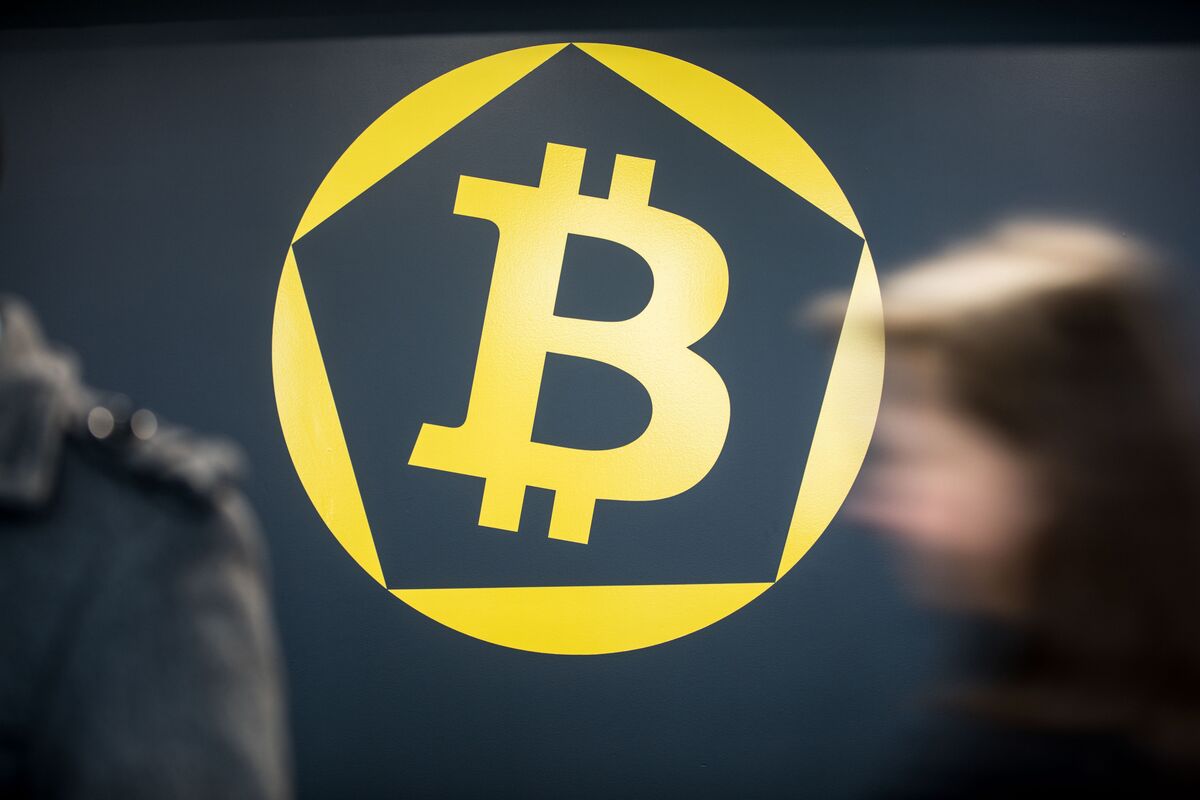 ビットコイン先物取引始まる－スポット価格は下げ幅縮小 - Bloomberg