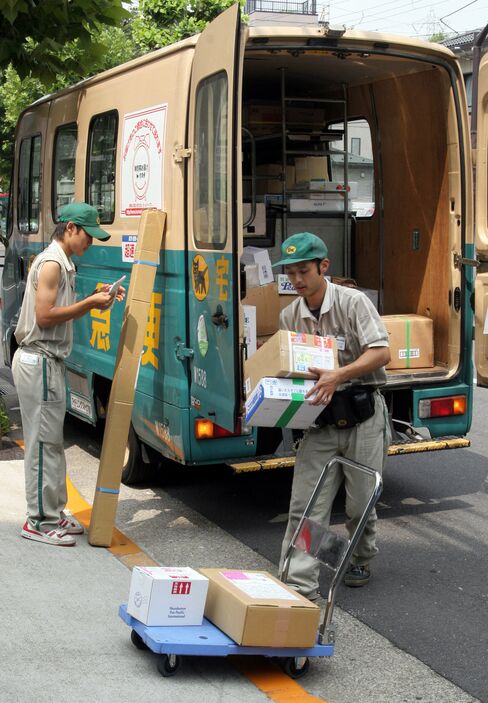 荷物を運ぶヤマトの従業員