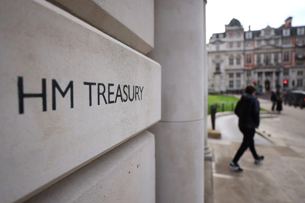 UK Should Buy Back Long Gilts to Ease Debt Pressure, BofA Says