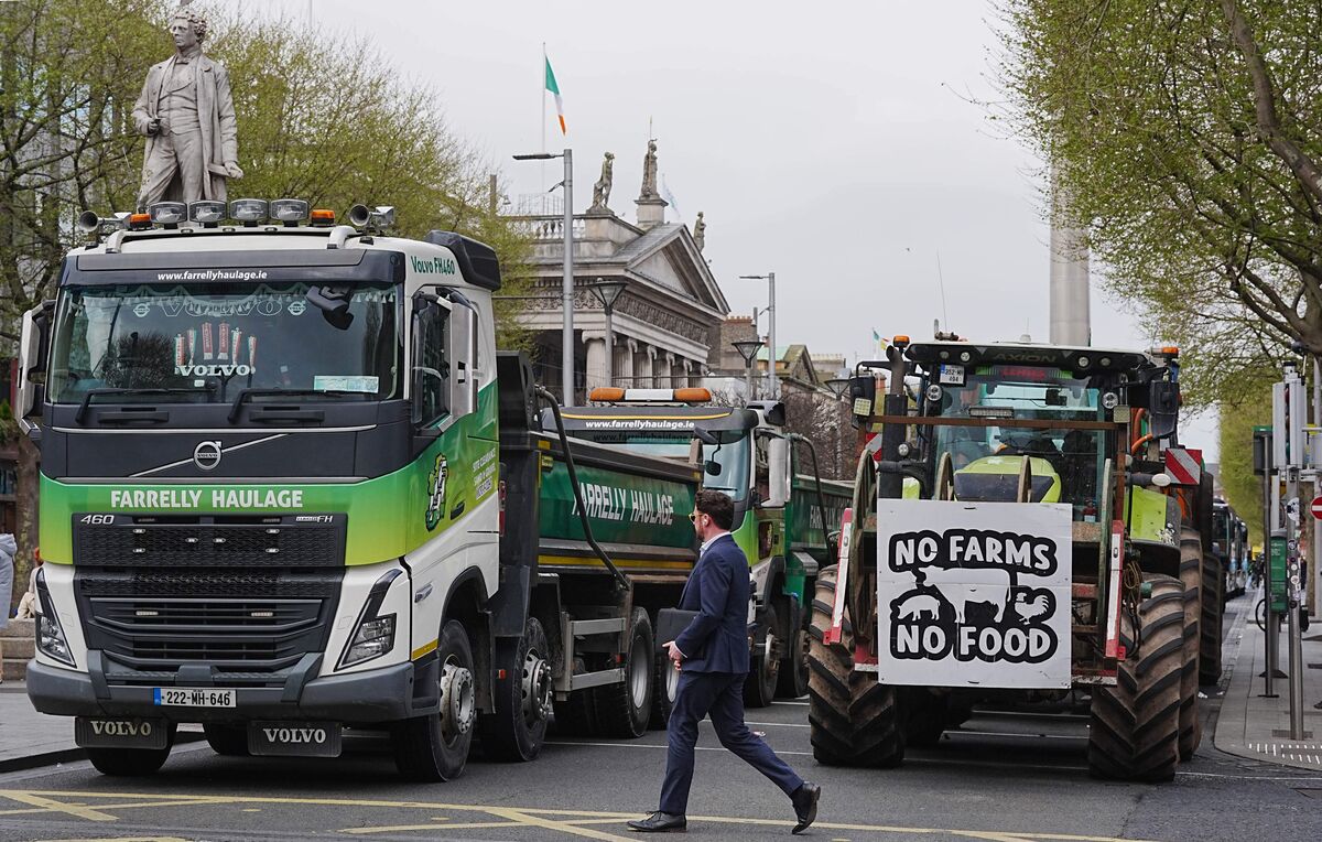 Irish Protesters Block Dublin With Trucks and Tractors Over Rising Energy Costs