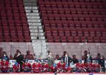 Los jugadores y entrenadores de los Canadiens de Montreal miran desde el banquillo el encuentro frente a los Flyers de Filadelfia, disputado sin público el jueves 16 de diciembre de 2021 (Graham Hughes/The Canadian Press via AP)