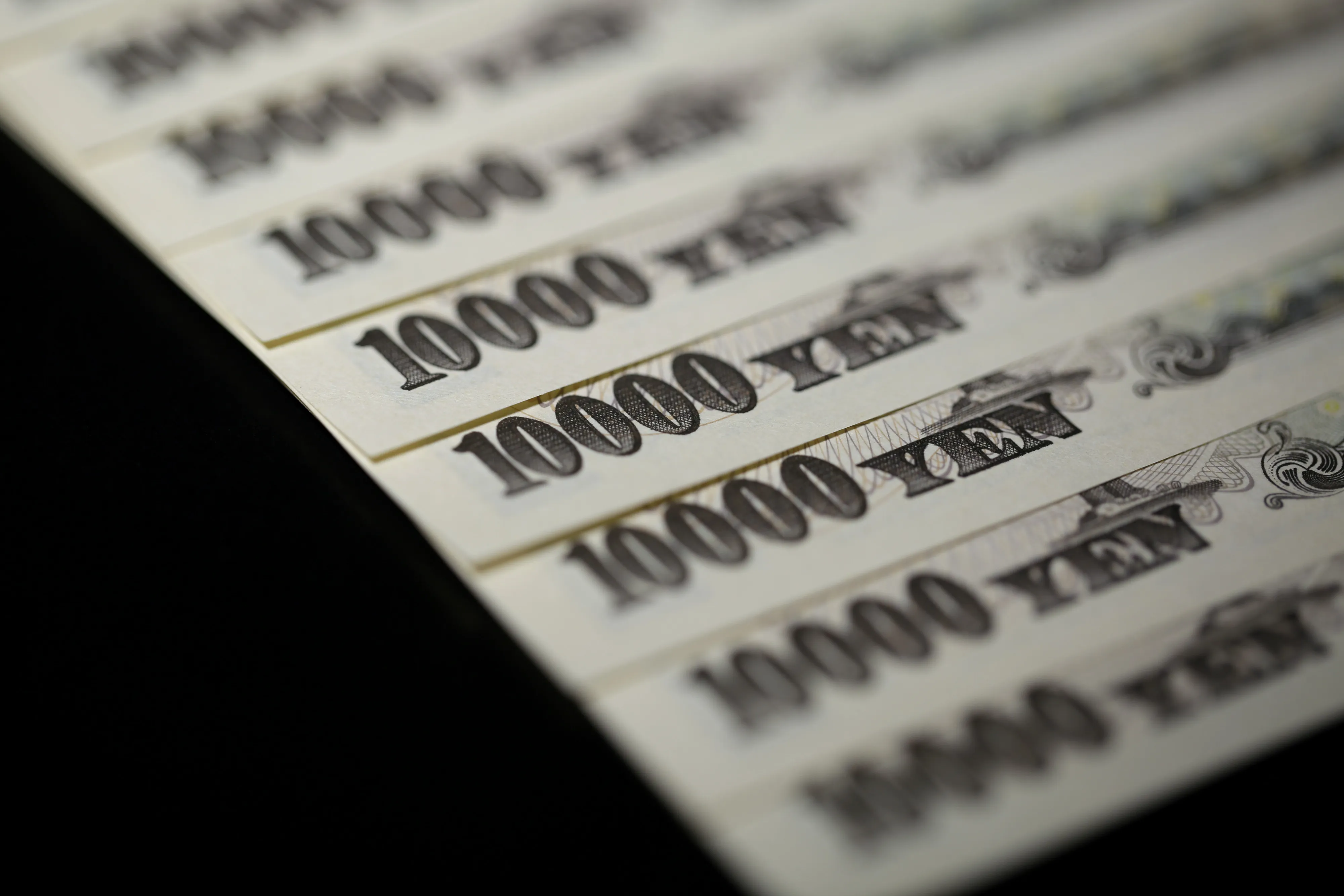 Japanese 10,000 yen banknotes are arranged for a photograph in Tokyo, Japan, on Wednesday, July 22, 2015.  The yen slipped 0.1 percent to 124.03 per dollar after better-than-expected data on U.S. housing and a continuing commodity rout boosted the greenback.
