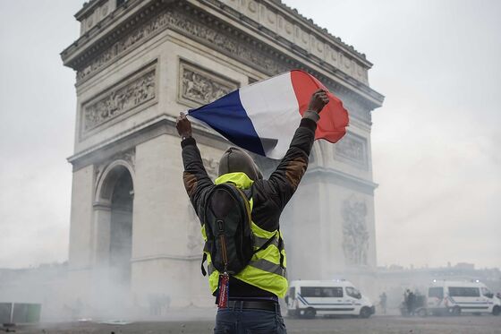 Yellow Vest Fears Steer Macron Against No-Deal Brexit