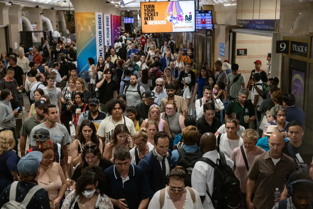 سکوی قطار NJ Transit در ایستگاه پن در نیویورک
