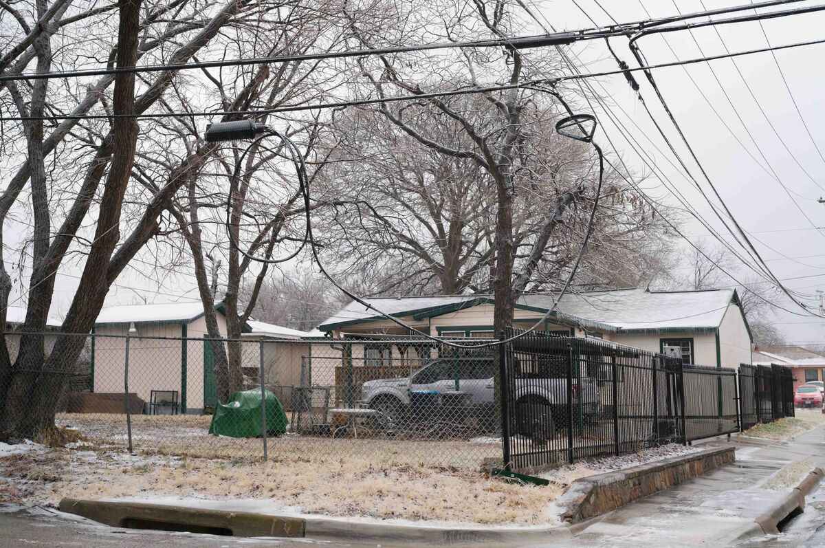 A Quarter Million Texans Are Still in the Dark Days After Ice Storm