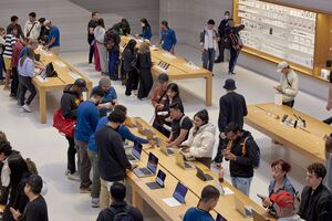 New Apple Products Go On Sale At Fifth Avenue Store