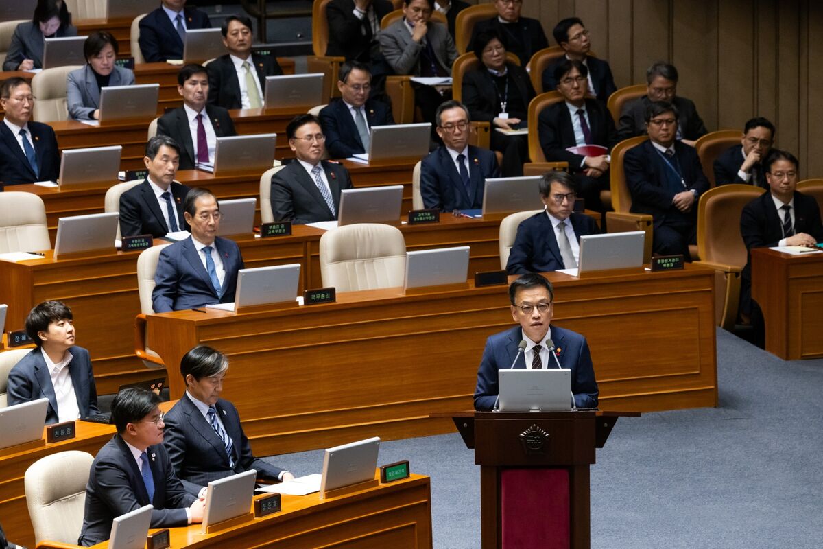 featured image thumbnail for post South Korea Flags Economic Risks as Political Turmoil Rumbles On