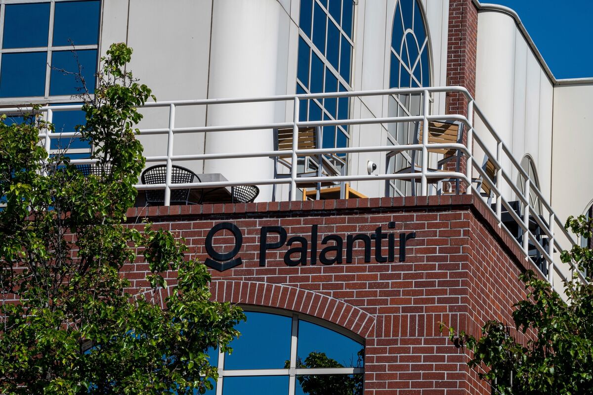 Palantir's (PLTR) AI Surge Hardens Resolve of Skeptical Analysts, Fund ...