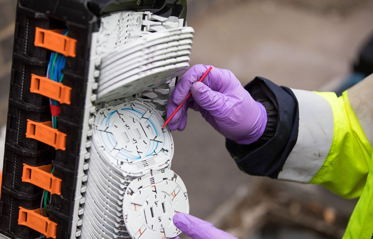 Telecom: BT anticipates revenue declines as the upgrade of its Openreach infrastructure approaches completion.