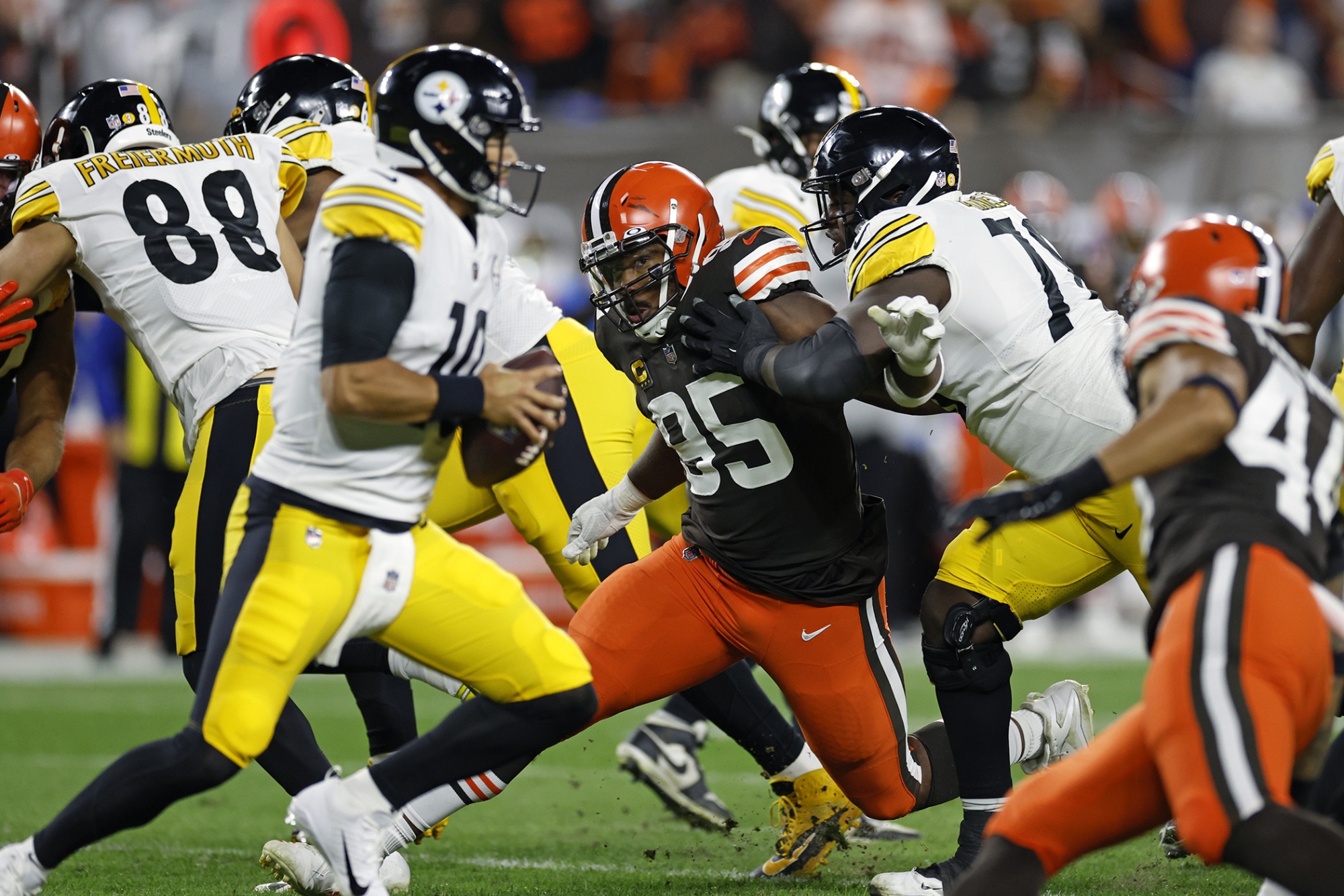 Browns star DE Myles Garrett leaves practice early with foot injury