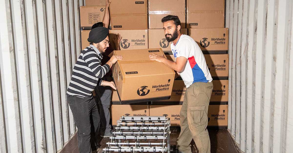 🟪"Strategie di Stoccaggio: Gli Importatori Trovano Vantaggi nel Magazzinaggio a Nord del Confine"