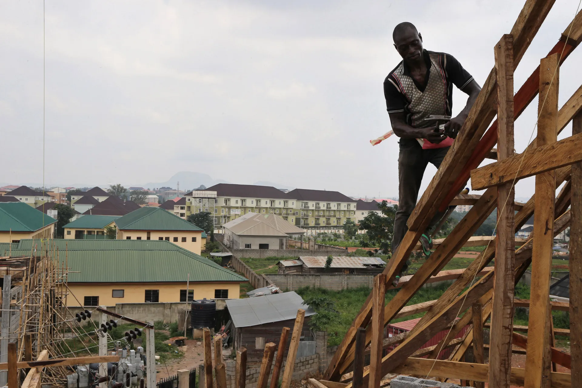 Key Nigeria Unions Start Strike to Back Minimum-Wage Demand
