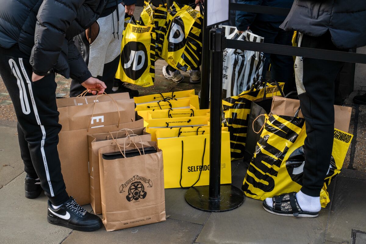 Người mua sắm Anh sẵn sàng chi tiêu lớn khi niềm tin tăng lên