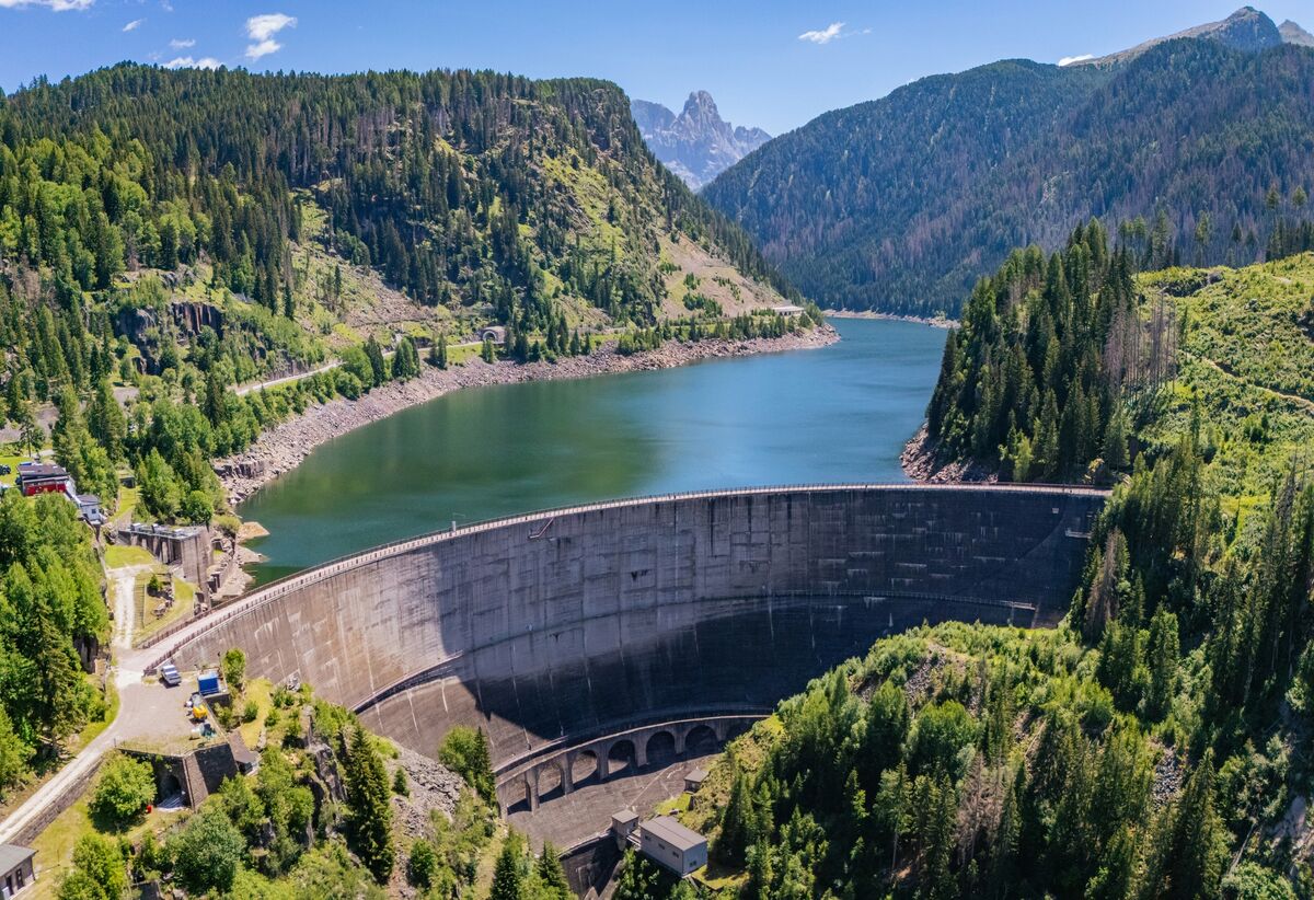 Italy Power Prices Surge to Highest Since Winter 2022 on Heat