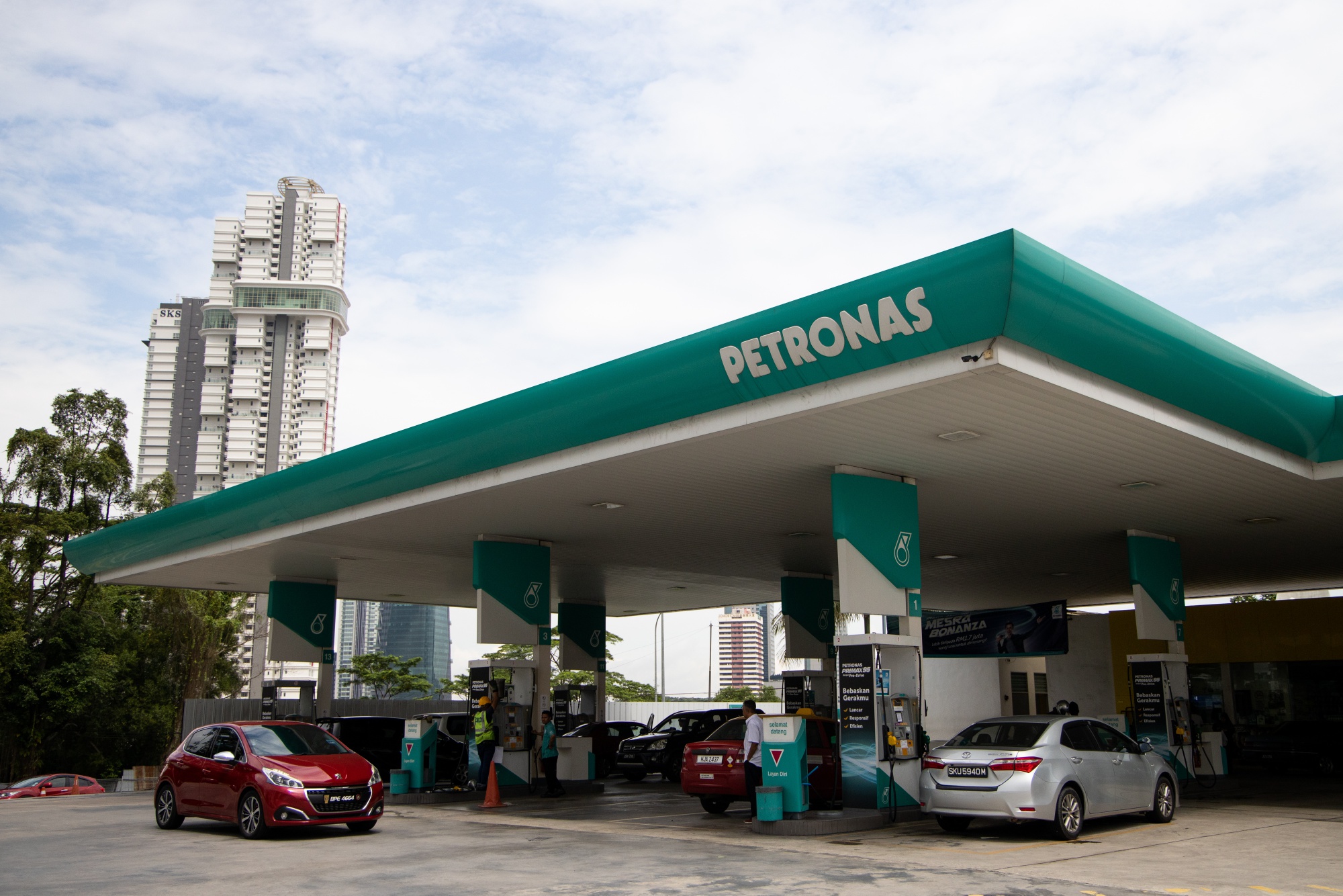 Green unit. Petronas. Petronas банк. Petronas офис в Ашхабаде. Petronas вывеска.