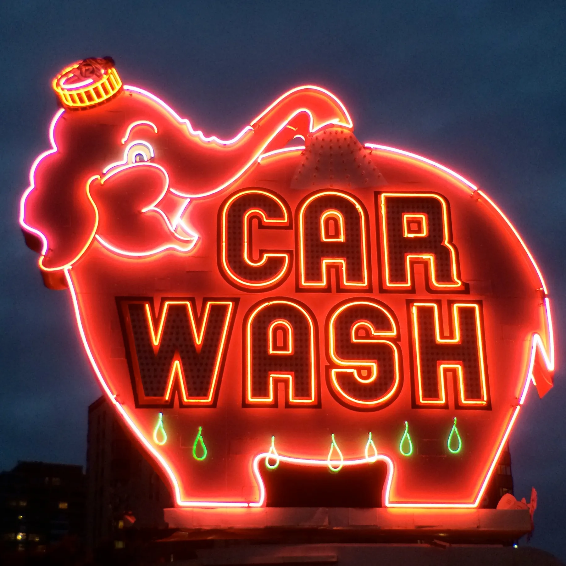 Неоновая реклама Elephant Car Wash в Сиэтле, основанной в 1956 году.