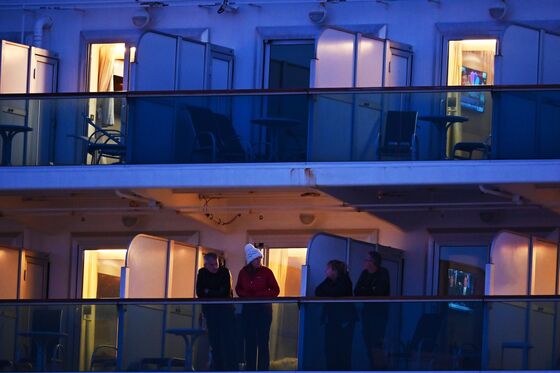 Fear of Virus Spreading Grows as Passengers Start Leaving Ships
