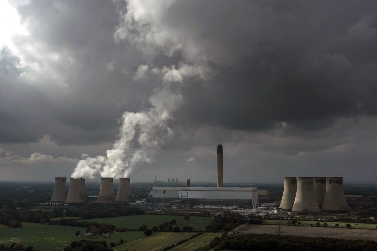 Johnson’s Coal-and-Cash Climate Goals Are Slipping Out of Reach thumbnail