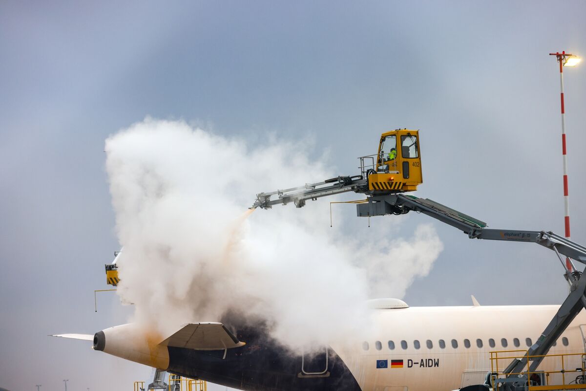 
                            Frankfurt Airport Faces Delays, Cancellations Amid Snowfall