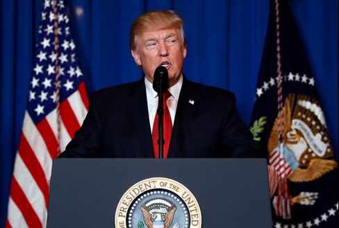 シリア空爆後、フロリダ州で発言するトランプ米大統領(6日)