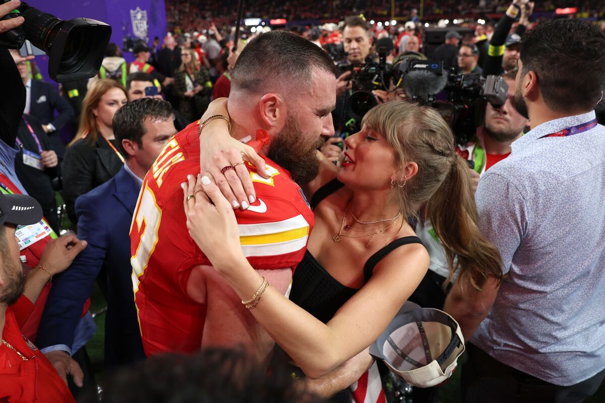 Taylor Swift, Travis Kelce Are Married in Royal US Fashion