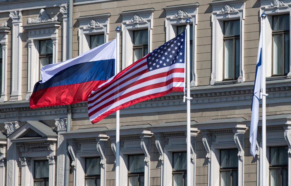 ブルームバーグのニュース記事「米国が対ロシア制裁強化、石油大手を標的－原油相場は大幅上昇」の画像