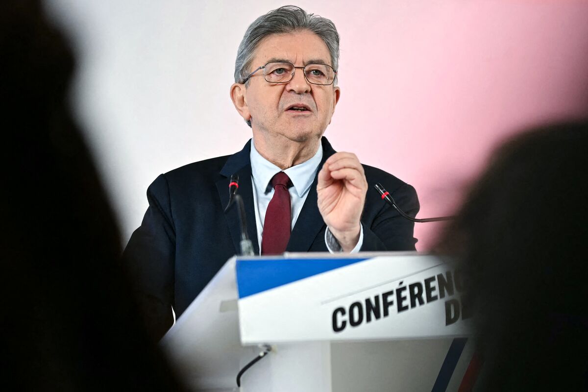 Melenchon’s Deficit Plan Relies on Taxes, Rejects Spending Cuts