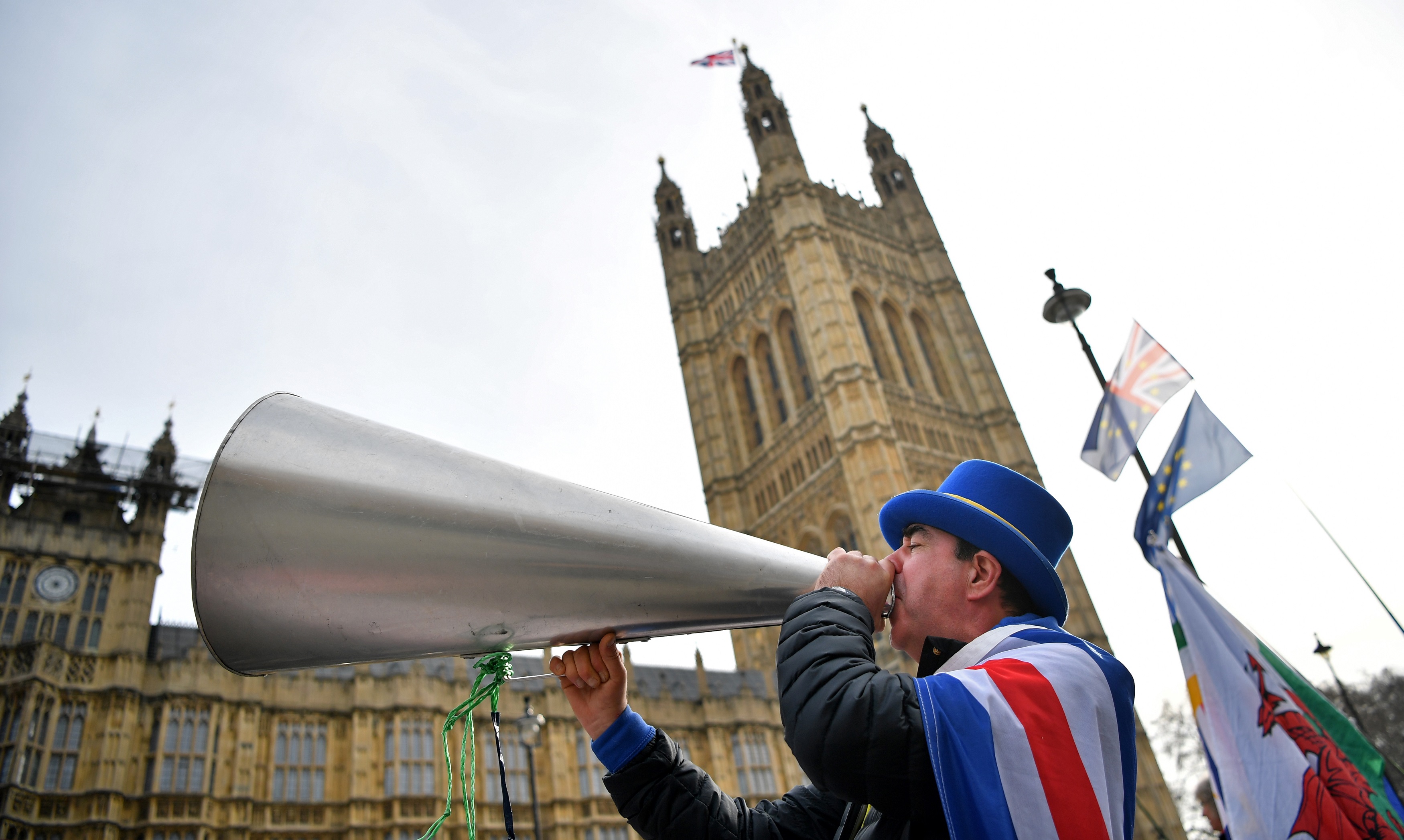 Aktywista anty-Brexit Steve Bray demonstruje poza Domami Parlamentu w Londynie 13 lutego 2019 roku.