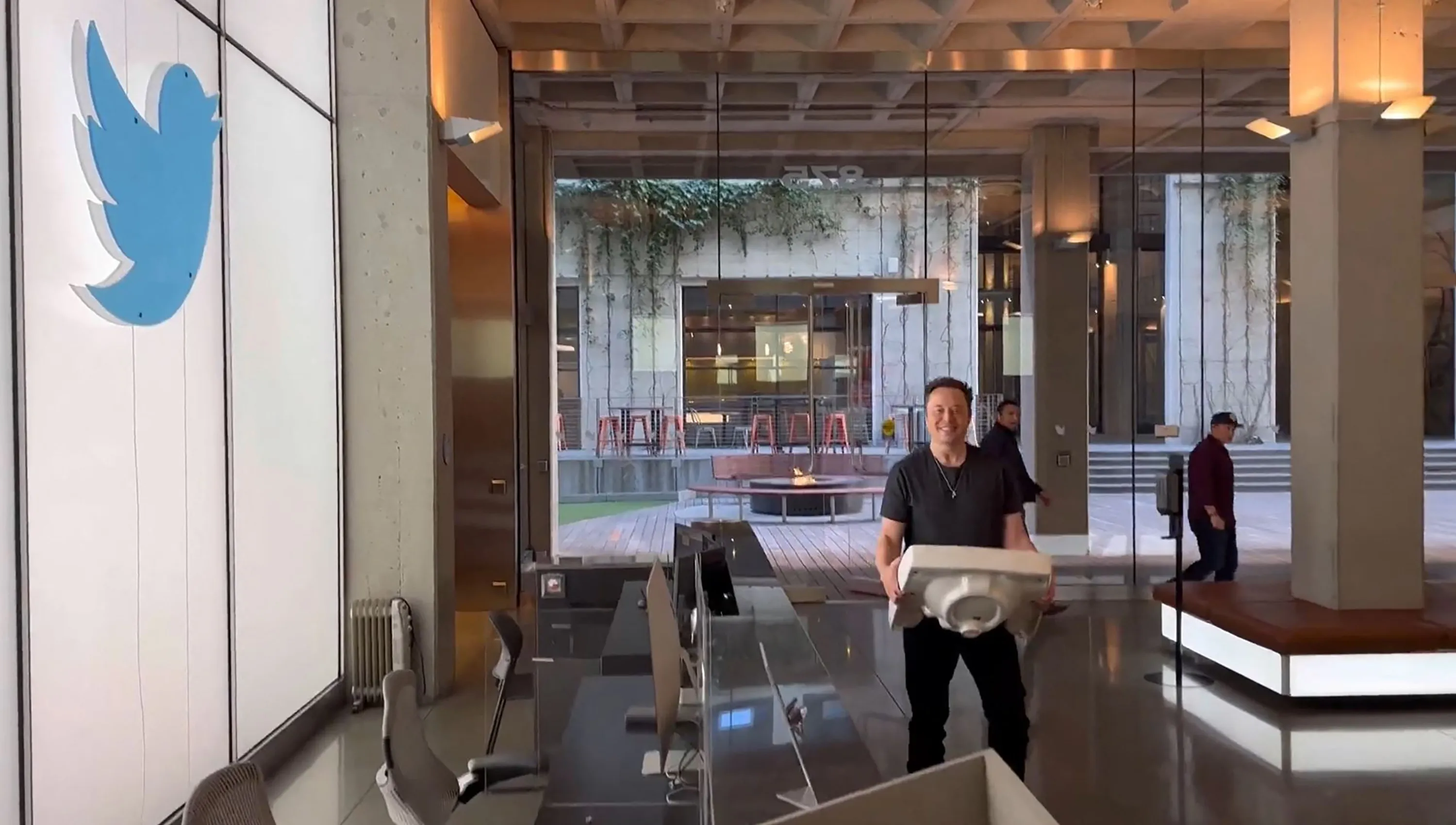 Elon Musk carries&nbsp;a sink into Twitter headquarters in San Francisco.&nbsp;