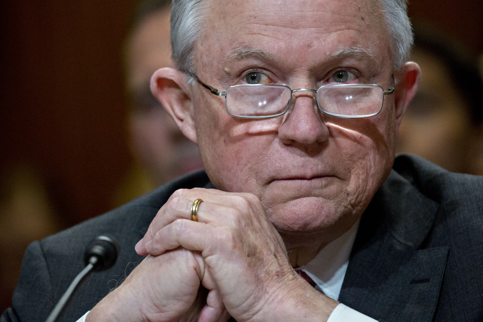 トランプ氏後悔、セッションズ氏を司法長官に任命しなければよかった - Bloomberg