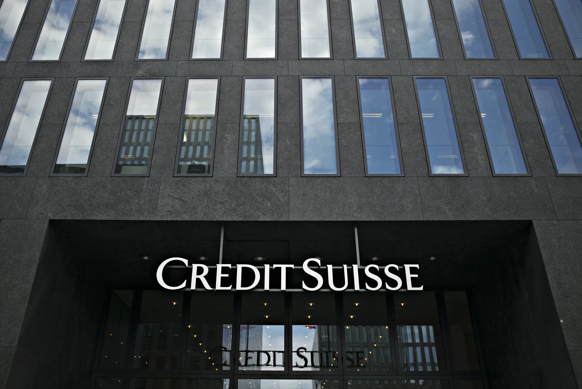 Credit Suisse Cuts Rates Traders to Emphasize Electronic Trading