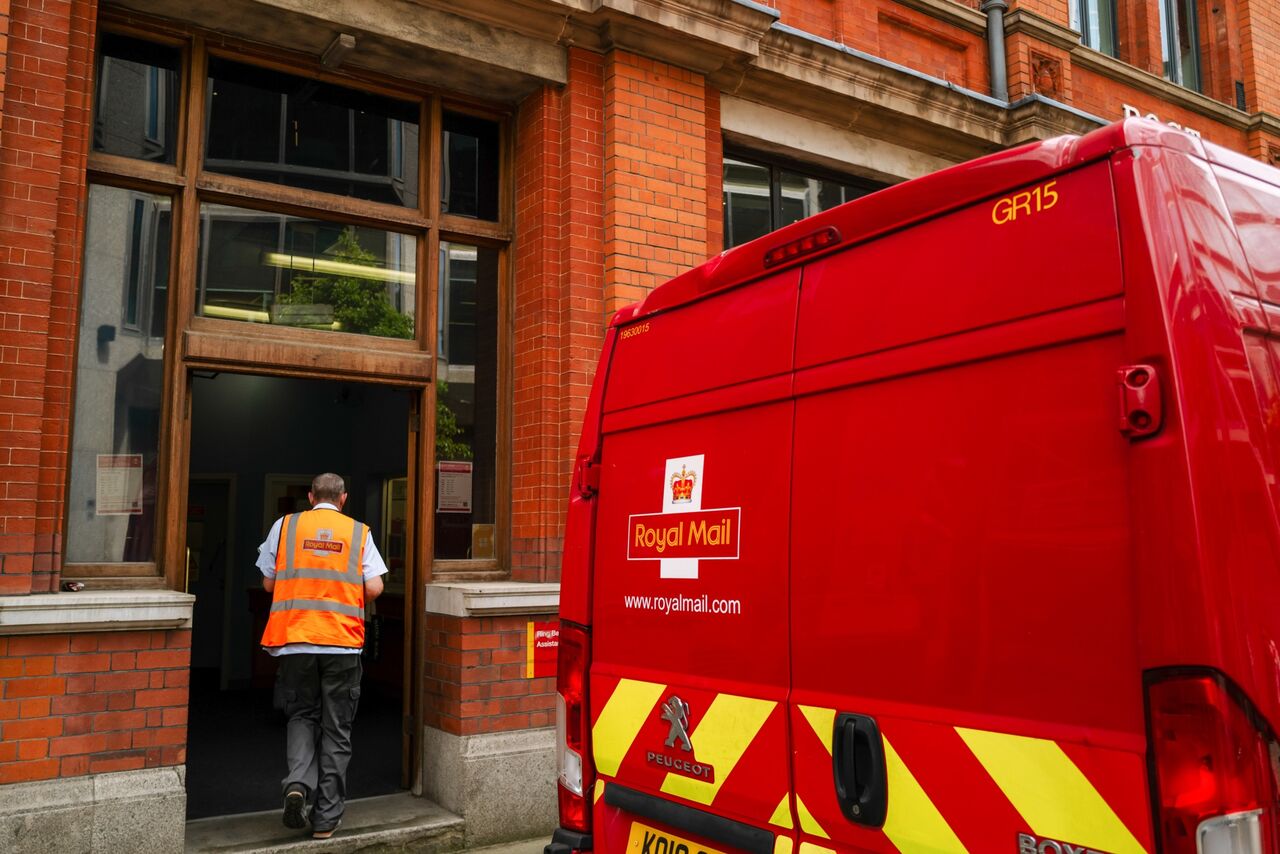 Royal Mail Offers £500 Christmas Bonuses as Losses Widen Bloomberg