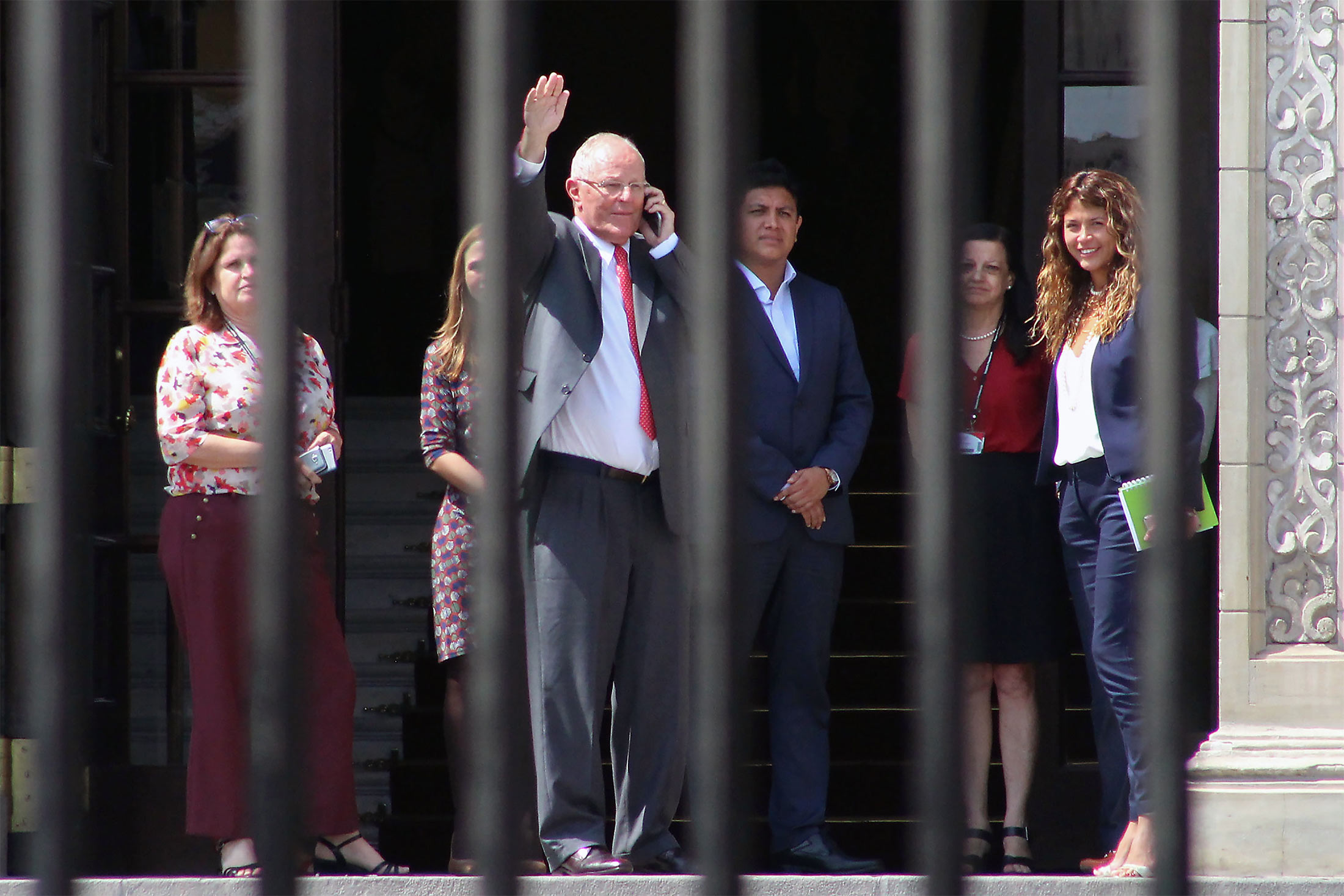 Peruvian former President Pedro Pablo Kuczynski, center,&nbsp;waves before leaving the Palace of Government in Lima, after recording a televised message in which he announced his resignation on March 21, 2018.&nbsp;
